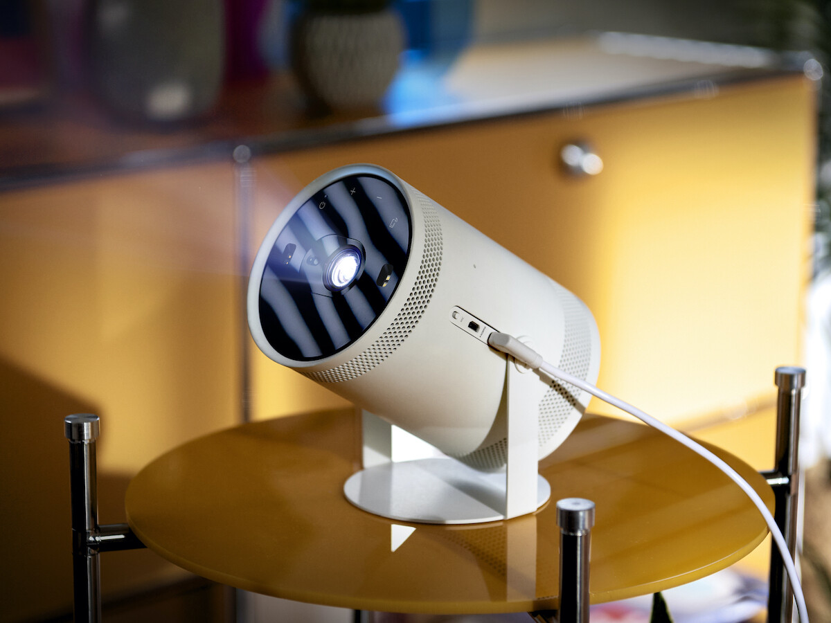 三星 Freestyle 便携智能投影仪 (1080p 物理分辨率、550 ANSI 亮度)